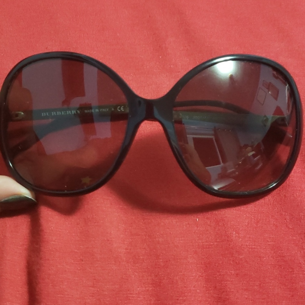 💯 Auth.Burberry sunnies*MAKE AN OFFER*